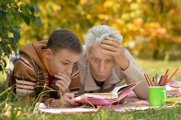 祖父和孙子读书 — 图库照片
