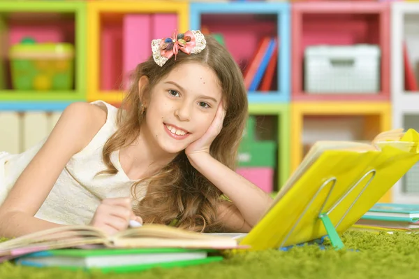 Menina bonito fazendo lição de casa — Fotografia de Stock