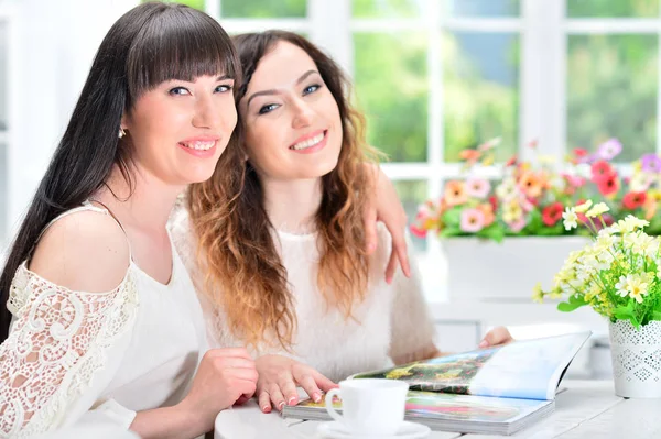 Women reading magazine — Stock Photo, Image