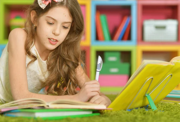 Schattig meisje doet huiswerk — Stockfoto