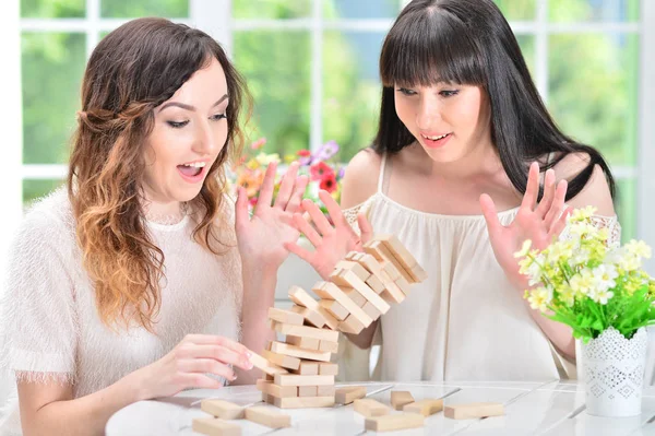 Mulheres brincando com blocos — Fotografia de Stock