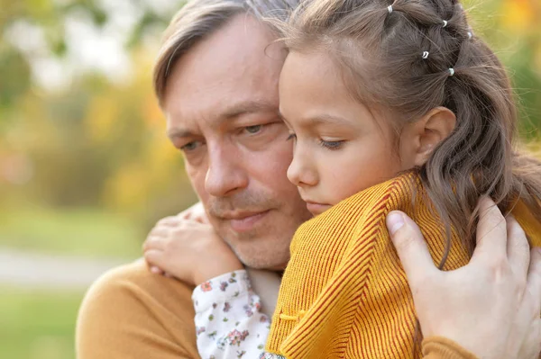 Padre e hija abrazándose —  Fotos de Stock