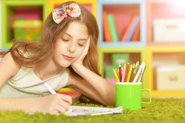 Chica dibujo en casa — Foto de Stock