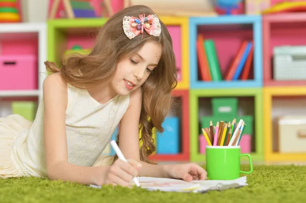 Menina desenho em casa — Fotografia de Stock