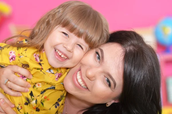 Madre e hija posando —  Fotos de Stock