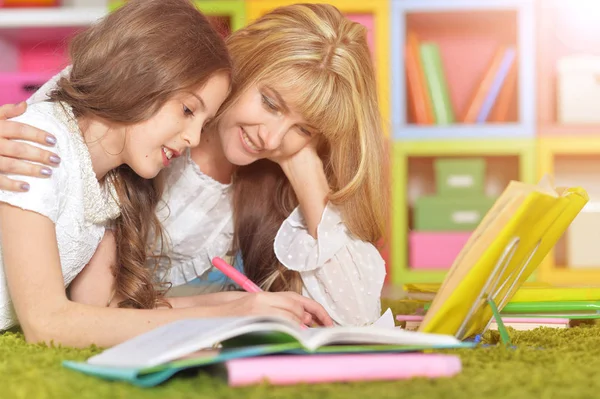 Moeder en dochter maken huiswerk — Stockfoto