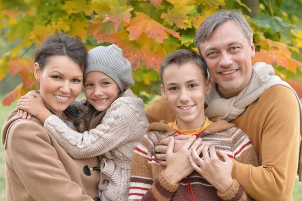 Gelukkig gezin in park — Stockfoto