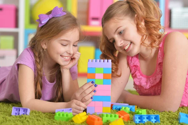 Chicas jugando con bloques —  Fotos de Stock