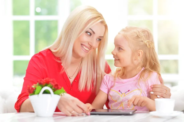 Žena a malá holčička pomocí tabletu — Stock fotografie