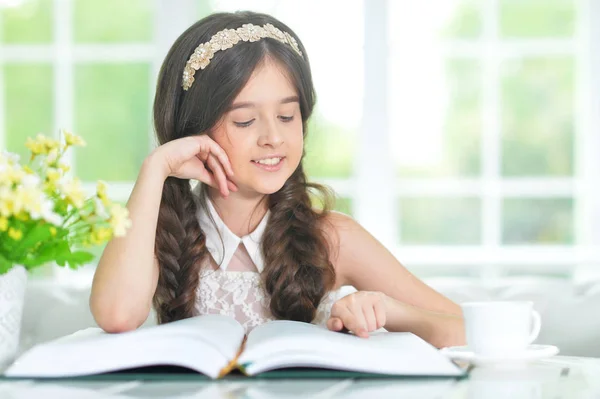 Petite fille mignonne livre de lecture — Photo