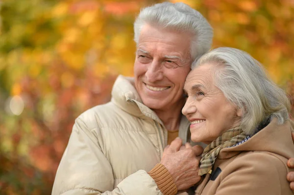 Senior paar knuffelen in het park — Stockfoto