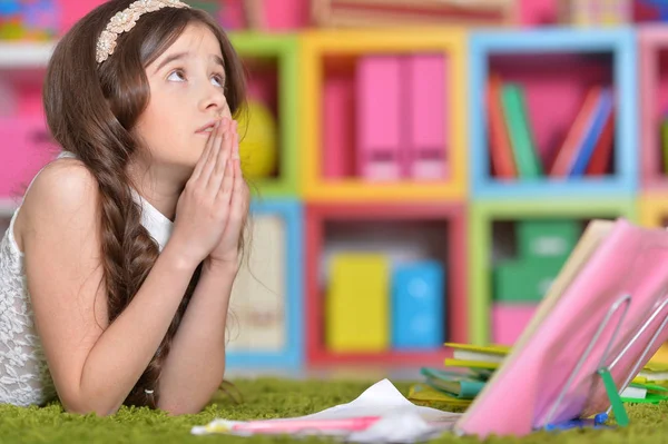 Linda chica haciendo la tarea — Foto de Stock