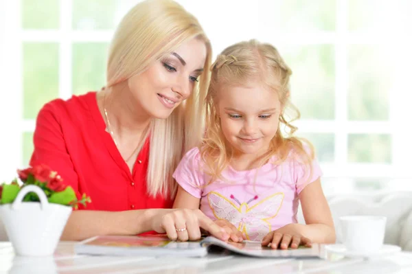 Mother and daughter reading — Stock Photo, Image