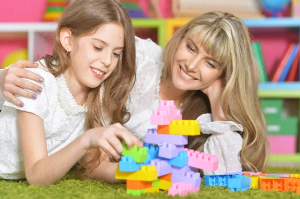 Klein meisje spelen met moeder — Stockfoto