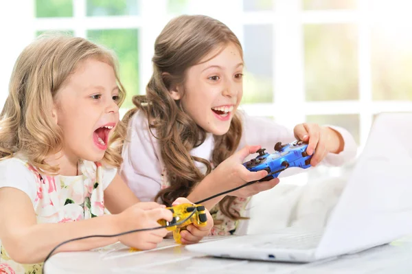 Girls playing games — Stock Photo, Image