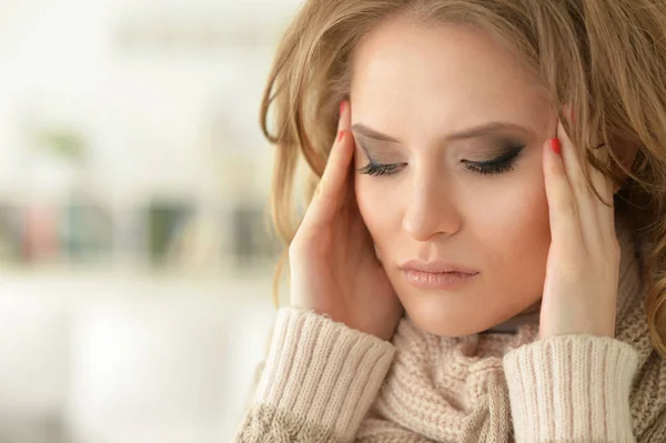 Junge Frau mit Kopfschmerzen — Stockfoto