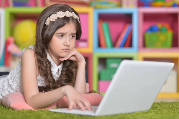 Κορίτσι χρησιμοποιούν σύγχρονο φορητό υπολογιστή — Φωτογραφία Αρχείου