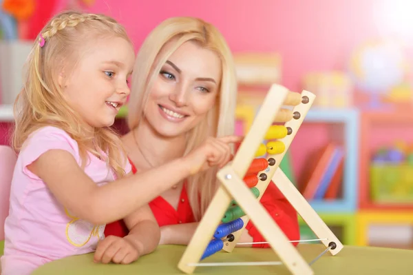 Madre con pequeña hija contando —  Fotos de Stock