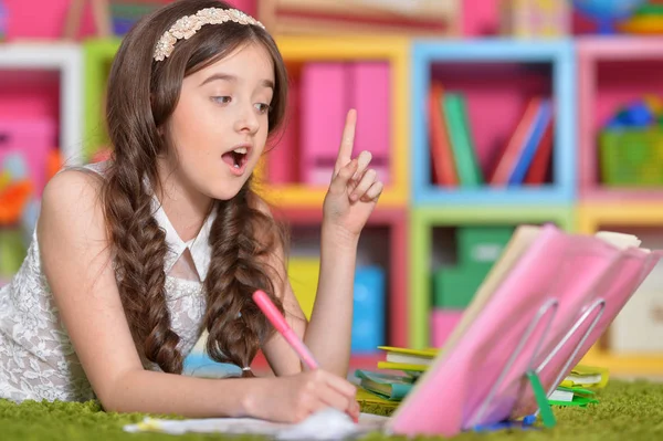 Söt tjej som gör läxor — Stockfoto