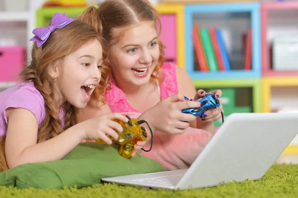 Filles jouer à des jeux — Photo