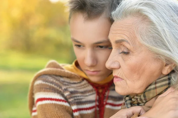 Babička a vnuk, objímání — Stock fotografie