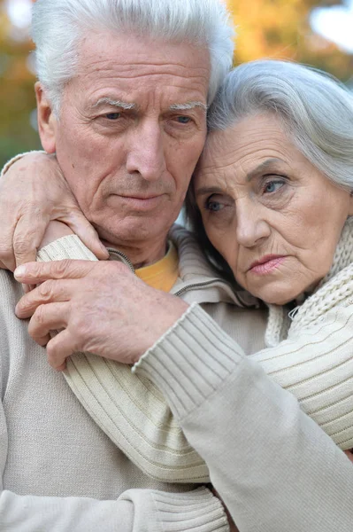 Triste pareja de ancianos abrazos —  Fotos de Stock