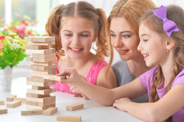 Familia jugando con bloques juntos — Foto de Stock