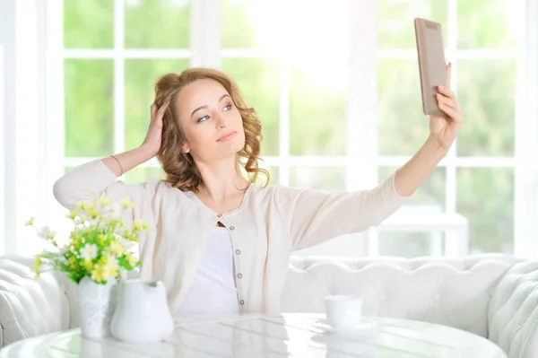 Mulher usando tablet digital — Fotografia de Stock