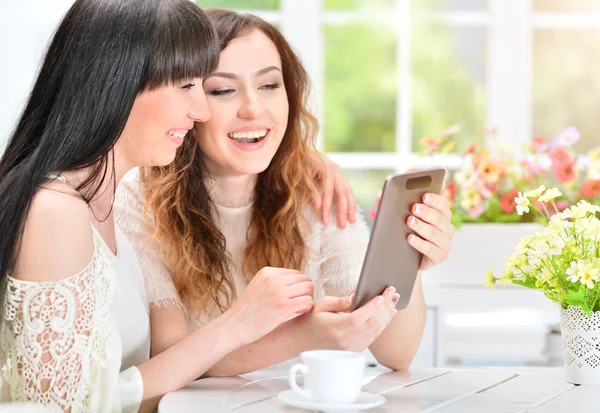 Vrouwen met behulp van digitale Tablet PC — Stockfoto