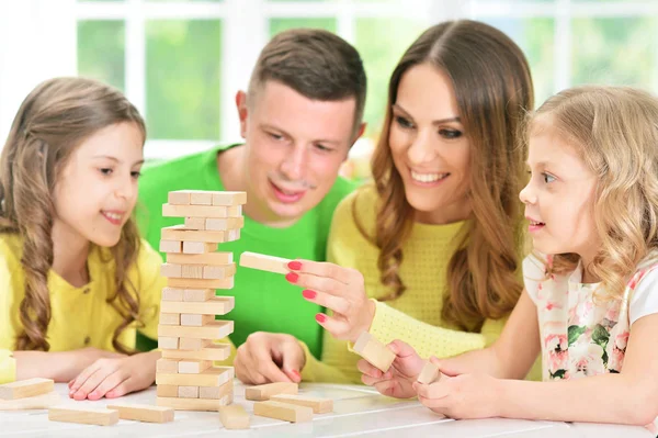 Rodina spolu hrají s bloky — Stock fotografie