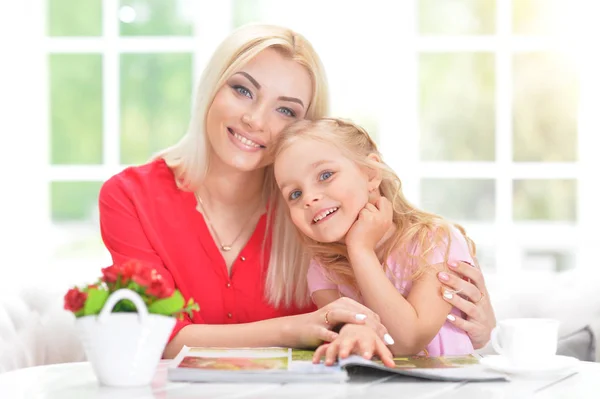 Mor och dotter läser — Stockfoto