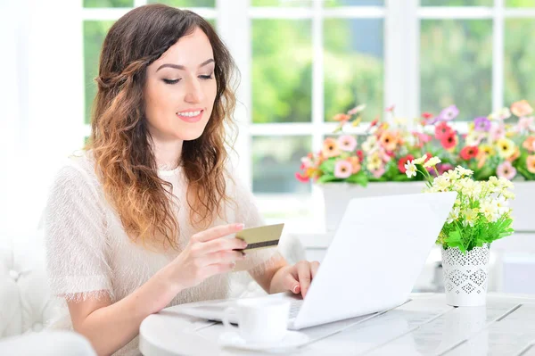 Mulher usando laptop — Fotografia de Stock