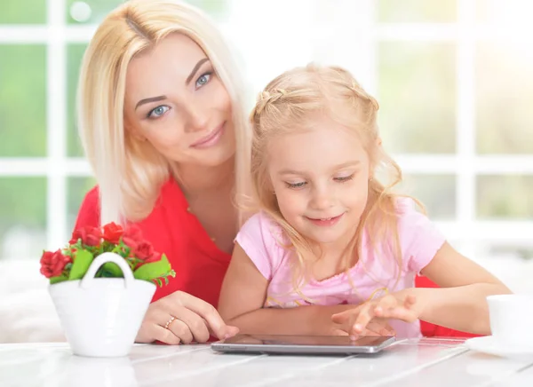 Žena a malá holčička pomocí tabletu — Stock fotografie