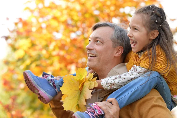 Father and daughter outdoors — Stock Photo, Image