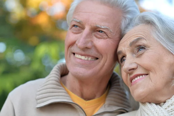 Pareja mayor posando en el parque — Foto de Stock