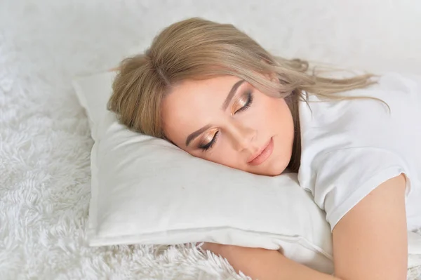 Dormir hermosa joven mujer — Foto de Stock