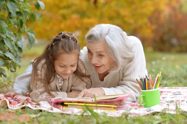 Meisje met haar grootmoeder lezen — Stockfoto