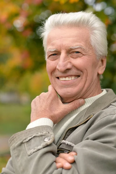 Elderly man in park — Stock Photo, Image