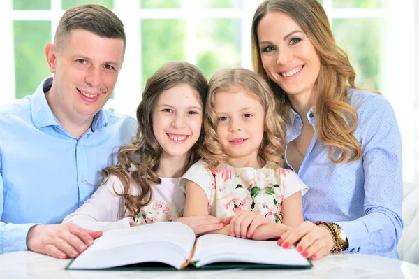 Familia feliz con libro — Foto de Stock