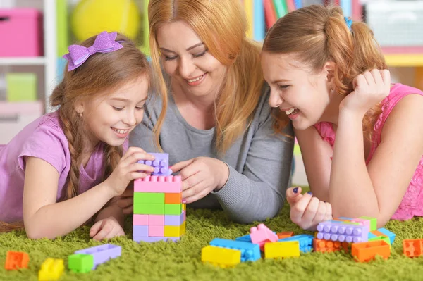 Сім'я грає з блоками разом — стокове фото