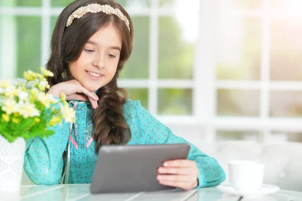 Hermosa niña con tablet pc — Foto de Stock