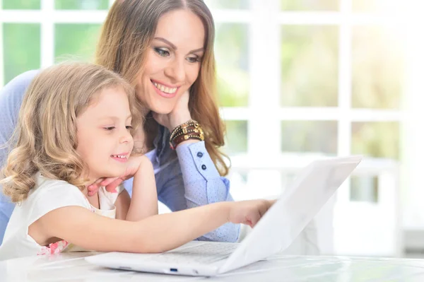 Vrouw en meisje met laptop — Stockfoto