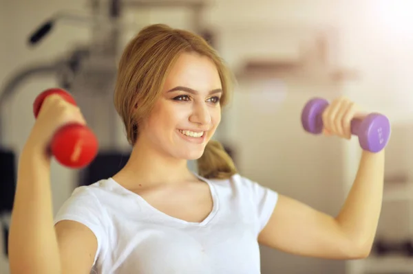 Junge Frau trainiert im Fitnessstudio — Stockfoto