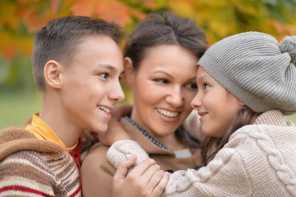 Glückliche Mutter mit Kindern im Freien — Stockfoto