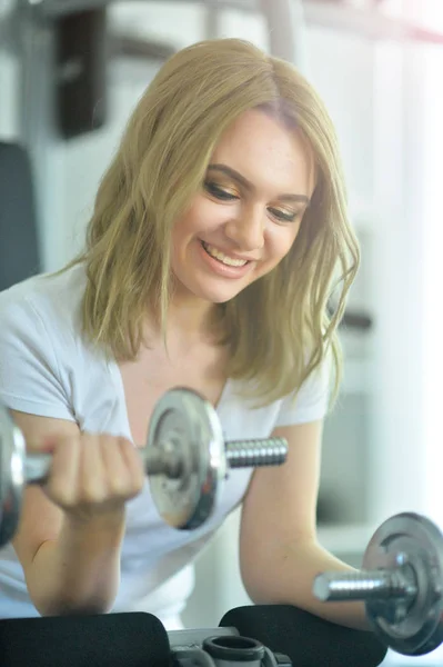 Ung kvinna utbildning i gym — Stockfoto