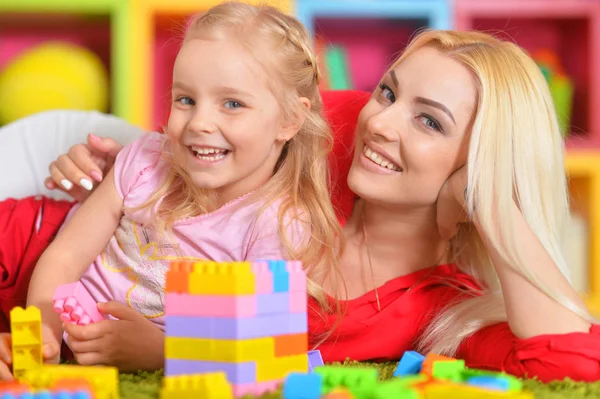 Niña jugando con la madre —  Fotos de Stock