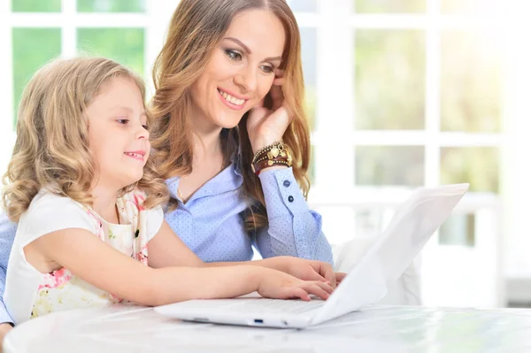 Kvinna och liten flicka med laptop — Stockfoto