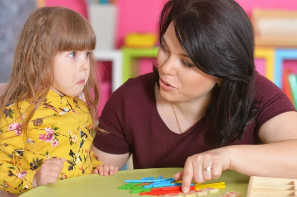 Bambina che gioca con la madre — Foto Stock