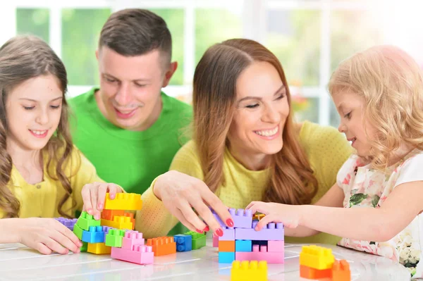 Familie samen met het verzamelen van blokken — Stockfoto