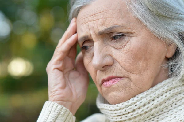 Traurige Frau mit Kopfschmerzen — Stockfoto